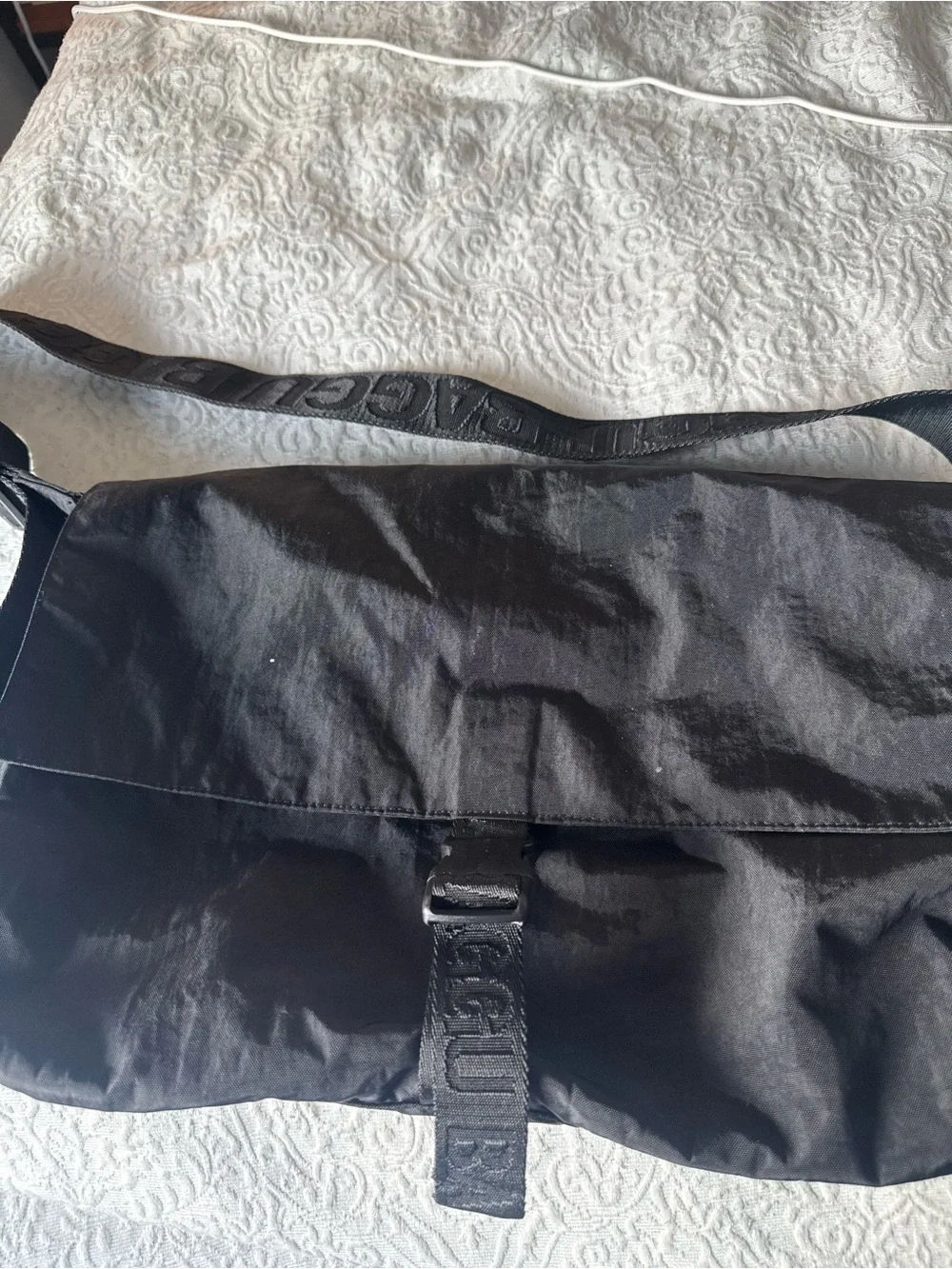 BAGGU Nylon Sport Messenger Bag in Black, Fits 13/14 inch laptop